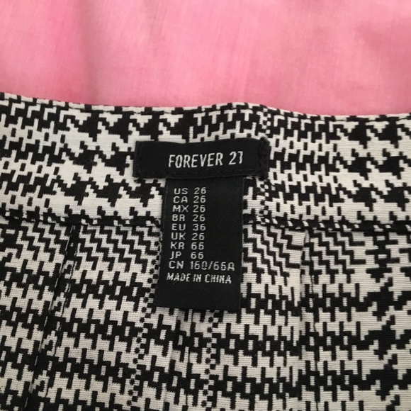 Pleated short skirt - Picture 2 of 2